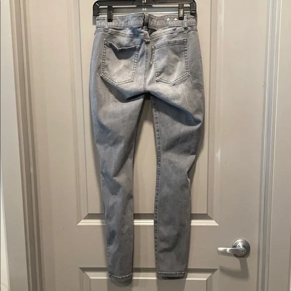 CAbi Gray Distressed Skinny Jeans Zipper Detail Size 4 - Picture 6 of 7
